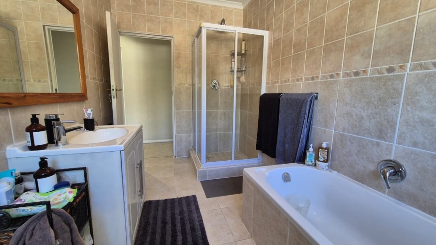 5 Bedroom Property for Sale in Middedorp Western Cape